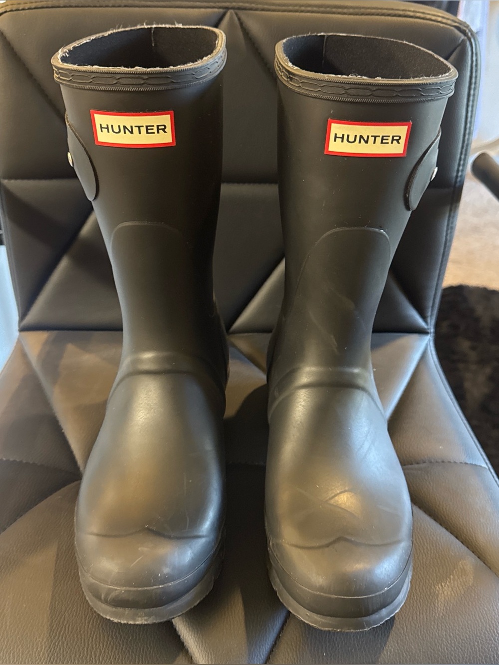 Women’s hunter rain boots with buckle on side